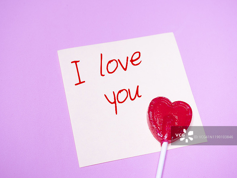 写有“我爱你”字样和心形棒棒糖的便签图片素材
