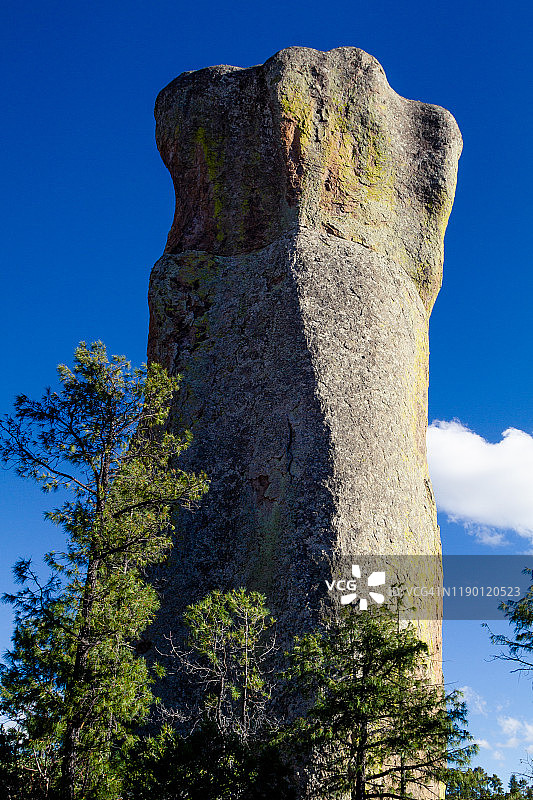 僧侣山谷中的高耸岩石图片素材