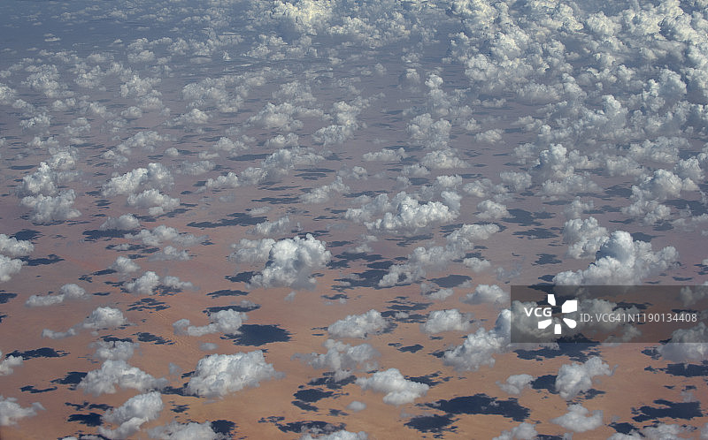 沙特阿拉伯沙漠的鸟瞰图图片素材