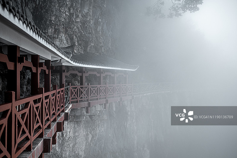 中国张家界天门山云雾缭绕的栈道拱门图片素材