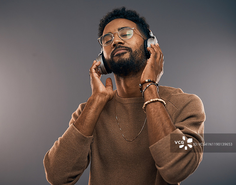 他完全沉浸在音乐中图片素材