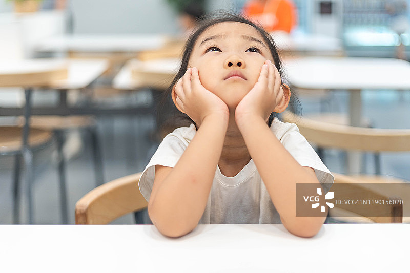 思考中的可爱小女孩图片素材