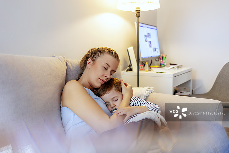 没有什么关系比整个世界更牢固...图片素材