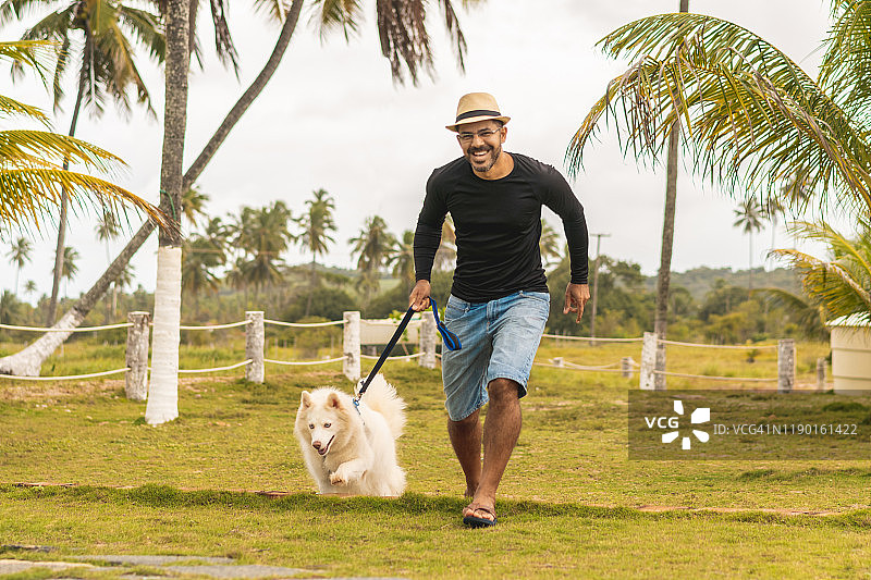 朋友们一起奔跑图片素材