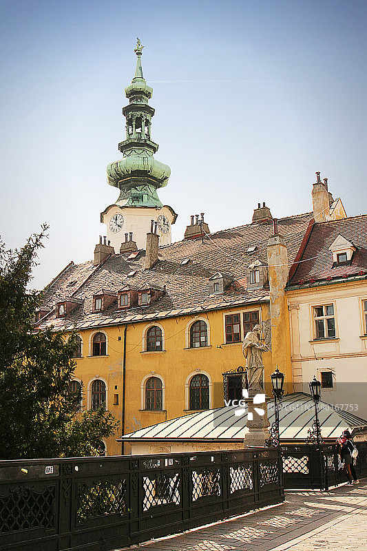 斯洛伐克布拉迪斯拉发：老房子的屋顶瓦片与米哈尔塔图片素材