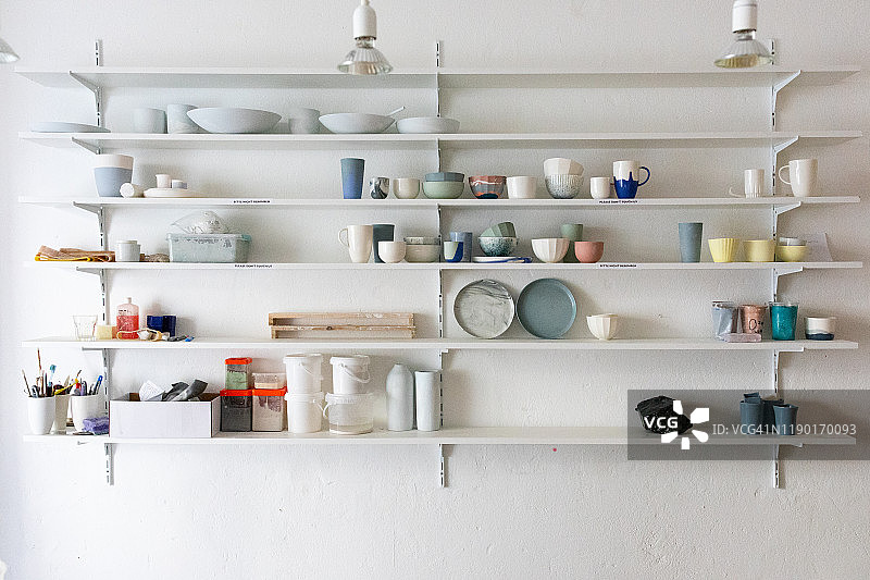 陶艺工作室中的黏土制品图片素材