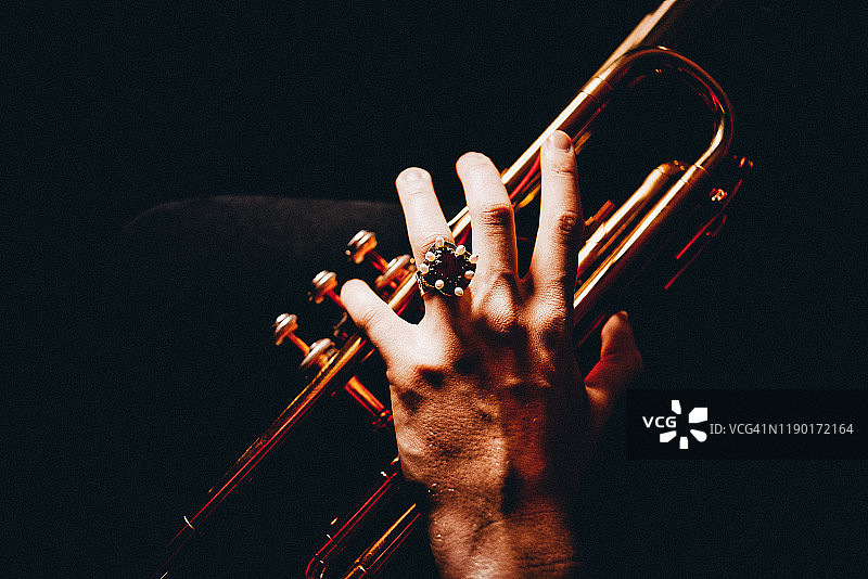 小号演奏者的手图片素材