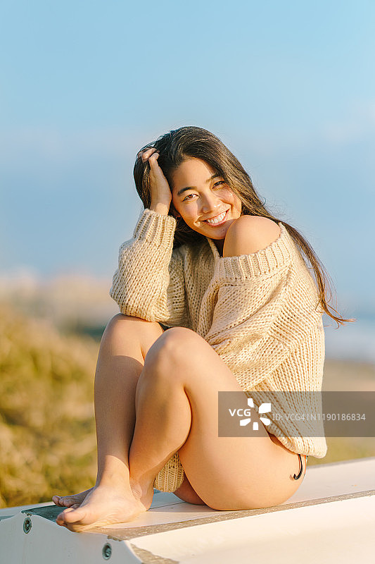 穿着针织毛衣和比基尼的年轻女子肖像图片素材
