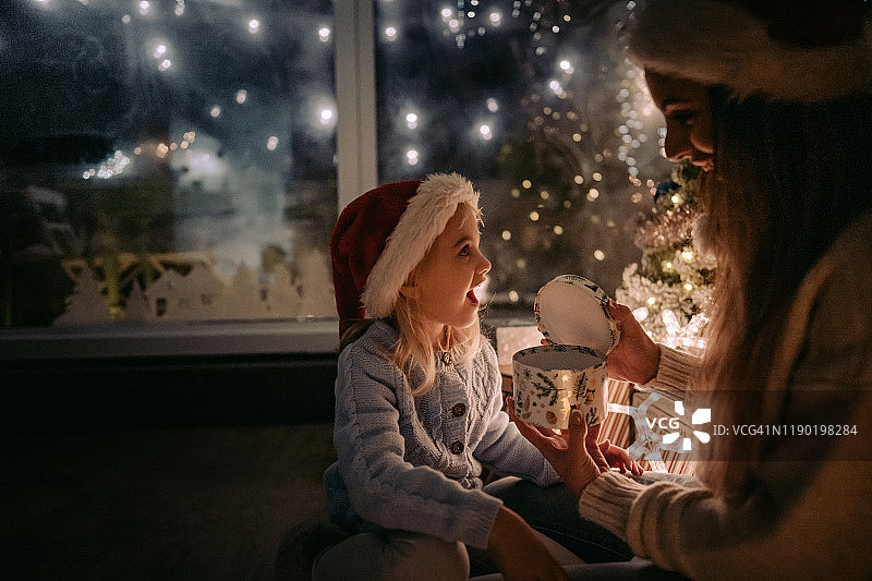 一起打开圣诞礼物图片素材