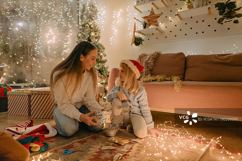 送给我小女孩的圣诞礼物图片素材