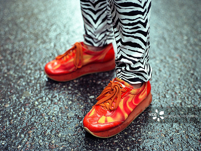 橙色运动鞋和斑马条纹裤子图片素材