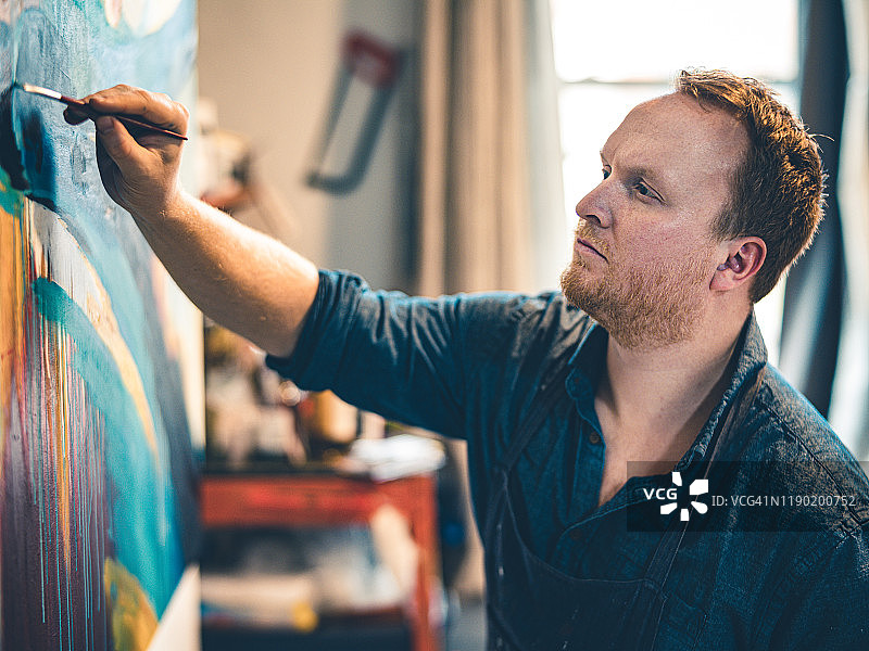 在工作室工作的画家图片素材