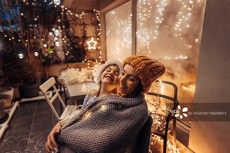 在妈妈的紧紧拥抱中图片素材