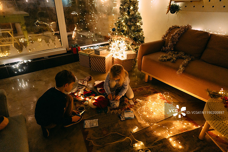 兄妹一起包装圣诞礼物图片素材