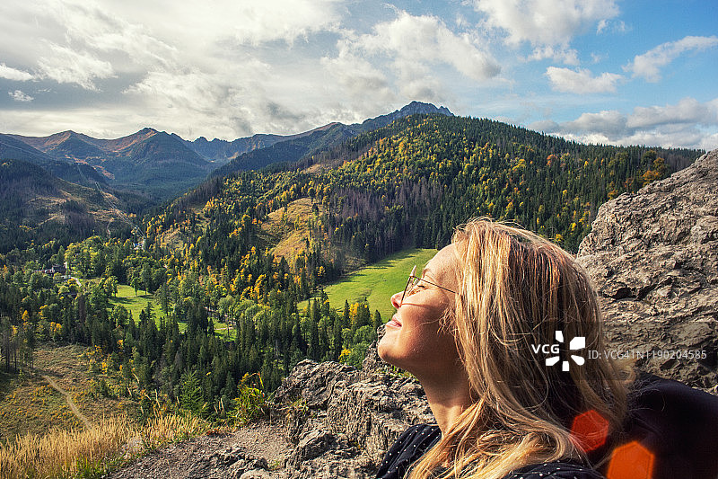 塔特拉山背景下的女人肖像图片素材
