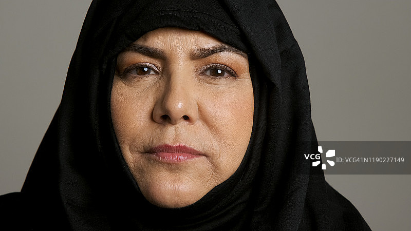 看着镜头的穆斯林中年妇女图片素材