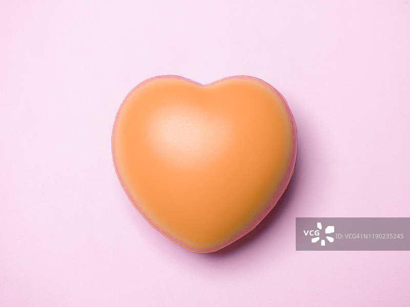 粉色背景上的橙色爱心图片素材