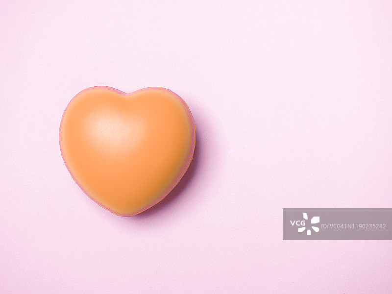 粉色背景上的橙色爱心图片素材