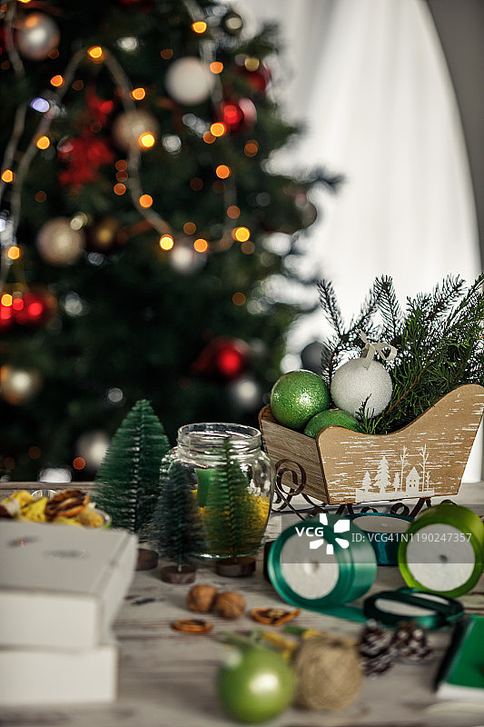 准备好的圣诞装饰品和礼物图片素材