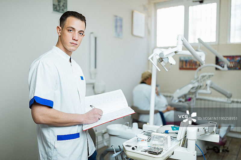 男牙医在诊所记录图片素材
