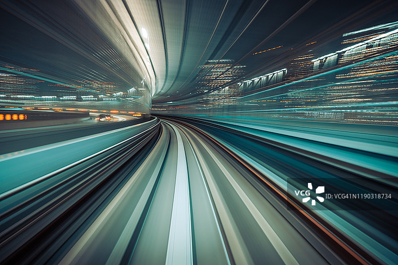 隧道中行驶的列车的长时间曝光光迹，由计算机完全控制的自动化运输系统，没有司机，交通运输技术，未来主义抽象背景图片素材