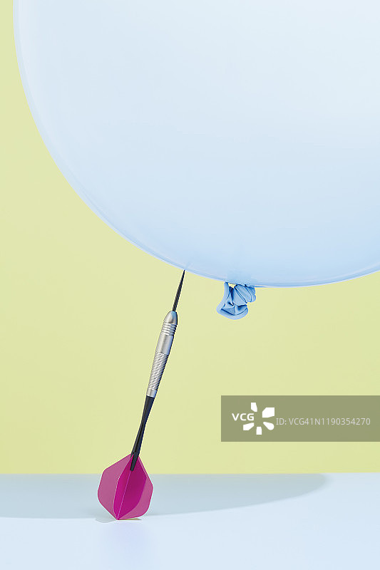 气球在飞镖尖端保持平衡图片素材