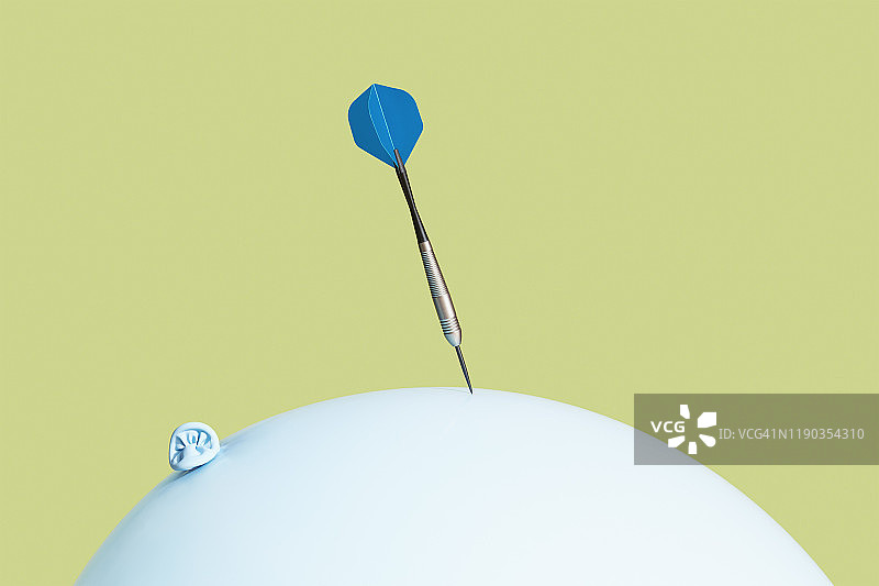 飞镖在气球上保持平衡图片素材