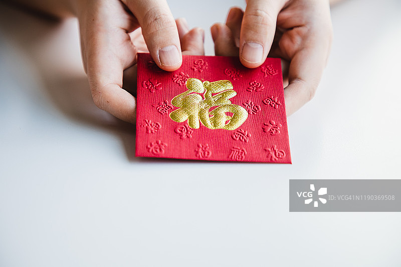 中国新年：赠送和接收红包图片素材