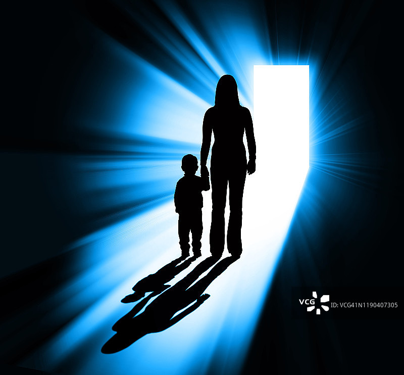 门口的母亲和孩子的剪影图片素材