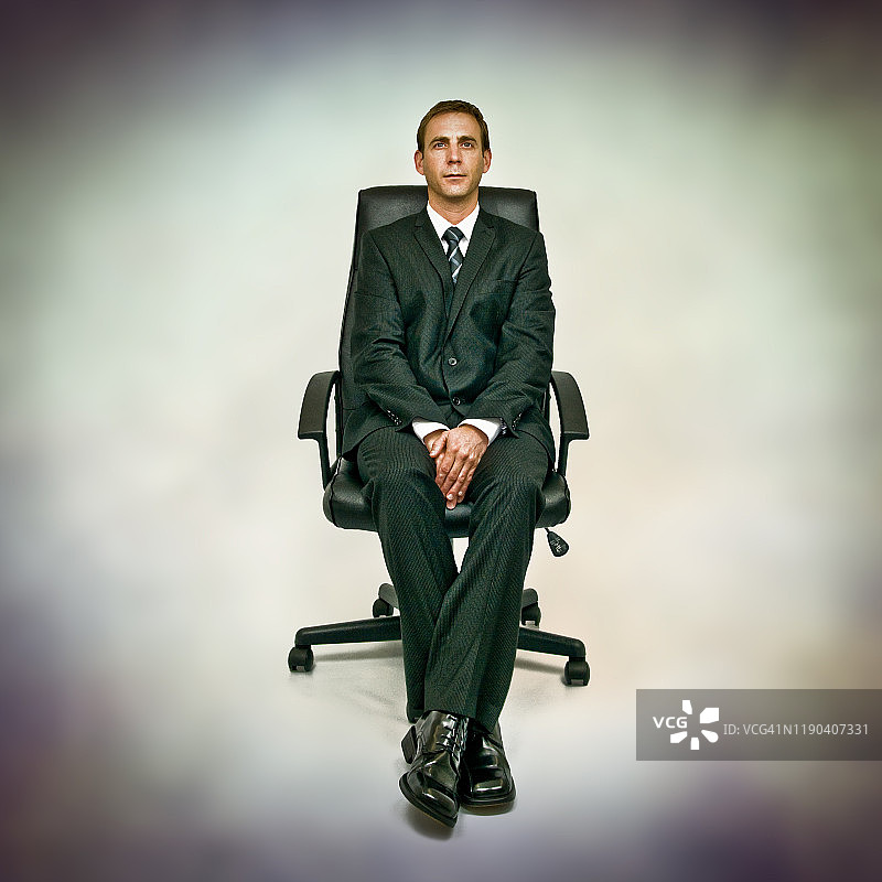 坐在办公椅上的商人图片素材