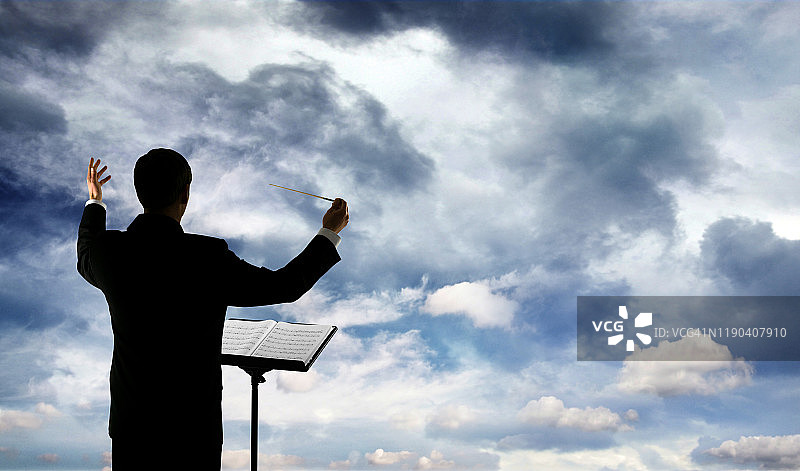 音乐指挥和云朵图片素材