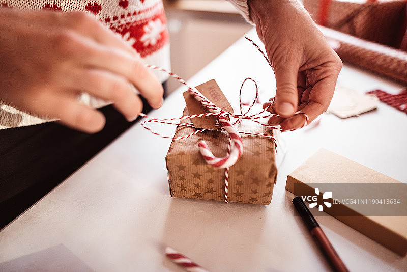 中年妇女准备圣诞礼物图片素材