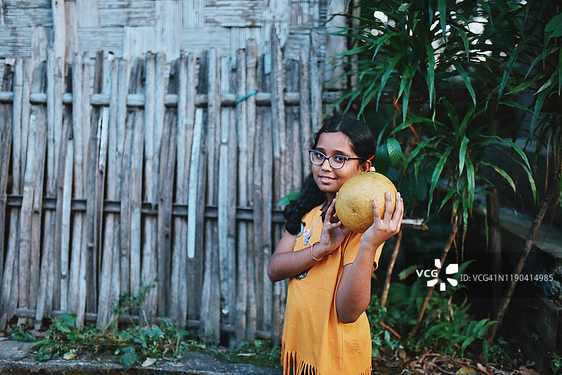女孩手捧柑橘类水果图片素材