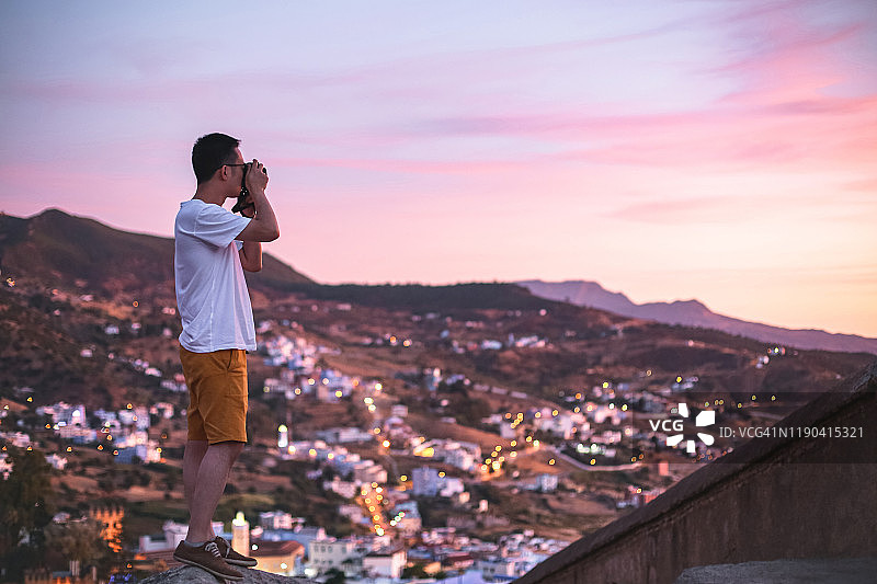 摄影师拍摄摩洛哥里夫山脉舍夫沙万老城日落图片素材