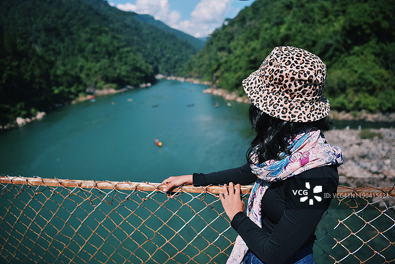 站在桥上看河景的女人图片素材