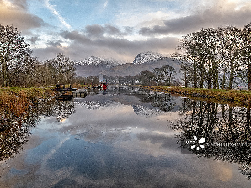 喀里多尼亚运河上的红船，科帕赫#2图片素材