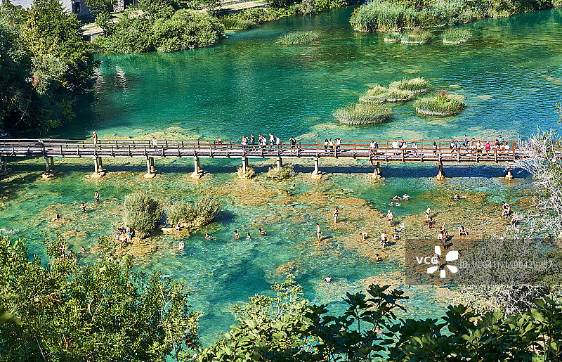 克尔卡国家公园阳光日，桥上人流如织图片素材