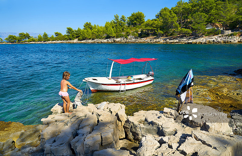 独自站在克罗地亚达尔马提亚耶尔萨岛阴影下的女孩图片素材