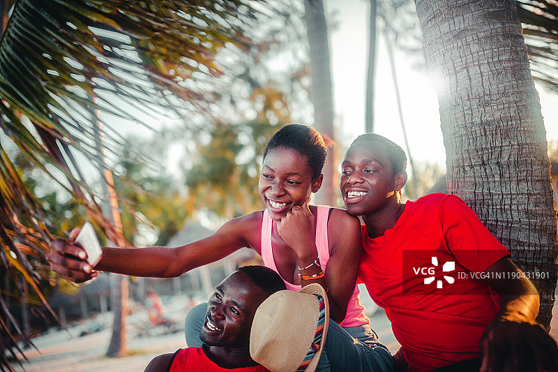 朋友们在户外拿着手机图片素材