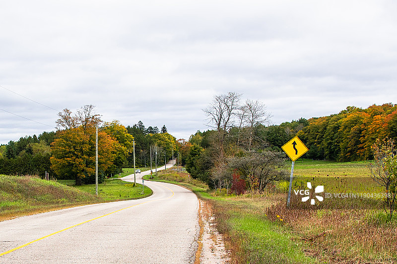 带路标的之字形乡村公路图片素材