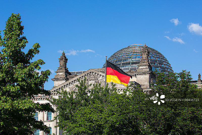 德国柏林国会大厦穹顶和德国国旗树木图片素材