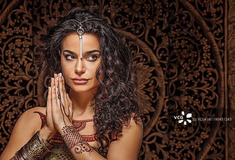 带有海娜纹身的黑发民族女性图片素材