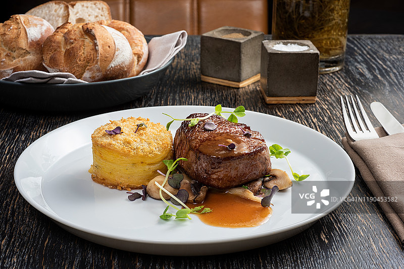 波尔多酱汁与土豆牛排图片素材