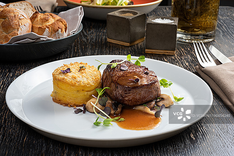 波尔多酱汁与土豆牛排图片素材