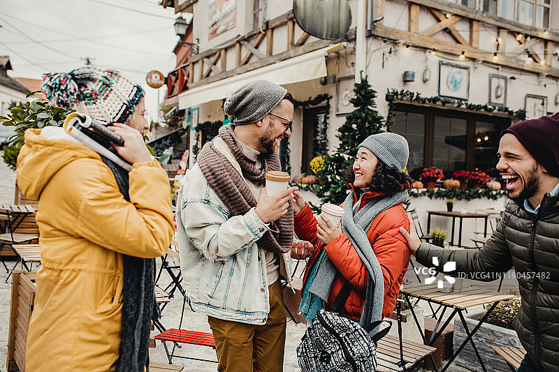 朋友们在城市里共度时光图片素材