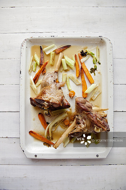 烤羊腿配蔬菜图片素材