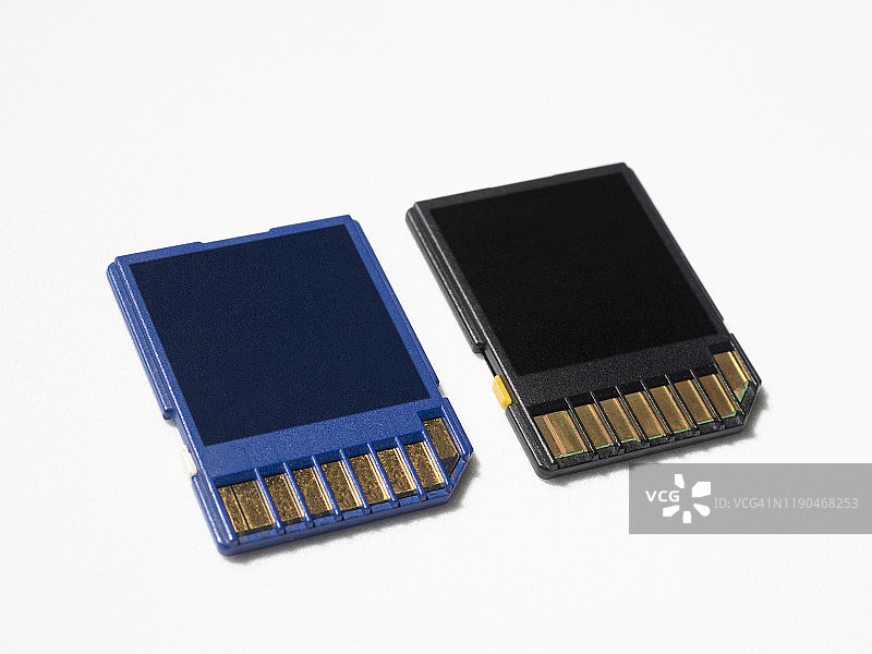 两张存储卡的特写图片素材