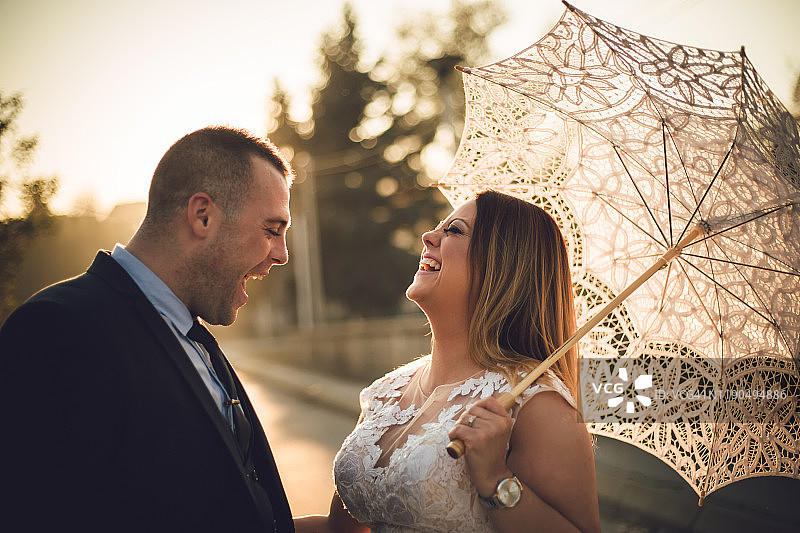 新婚夫妇欣赏日落图片素材