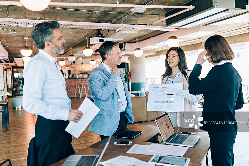 女商人向同事展示销售线索图片素材