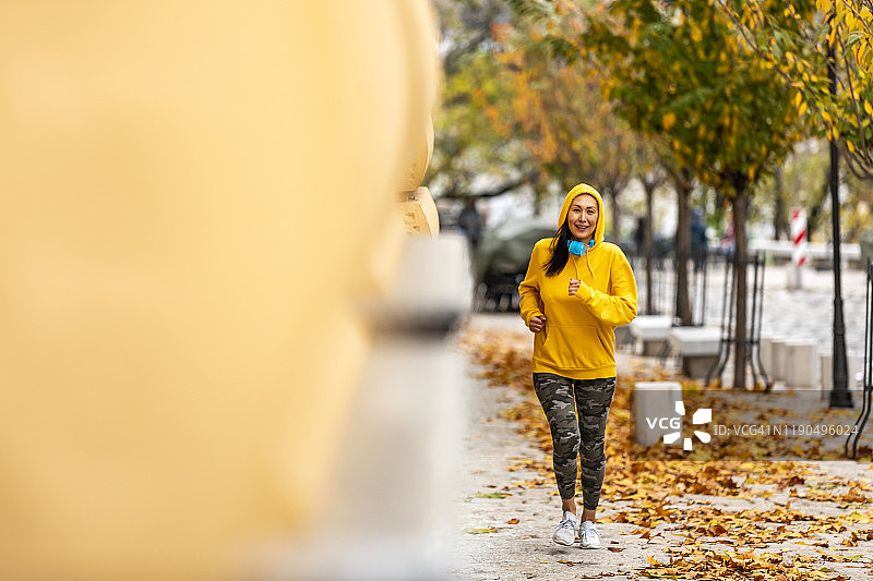 女运动员户外跑步，在城市中慢跑图片素材